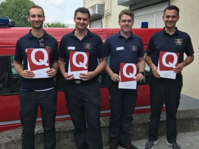 4 Personen mit ihren Ausbildungsscheinen